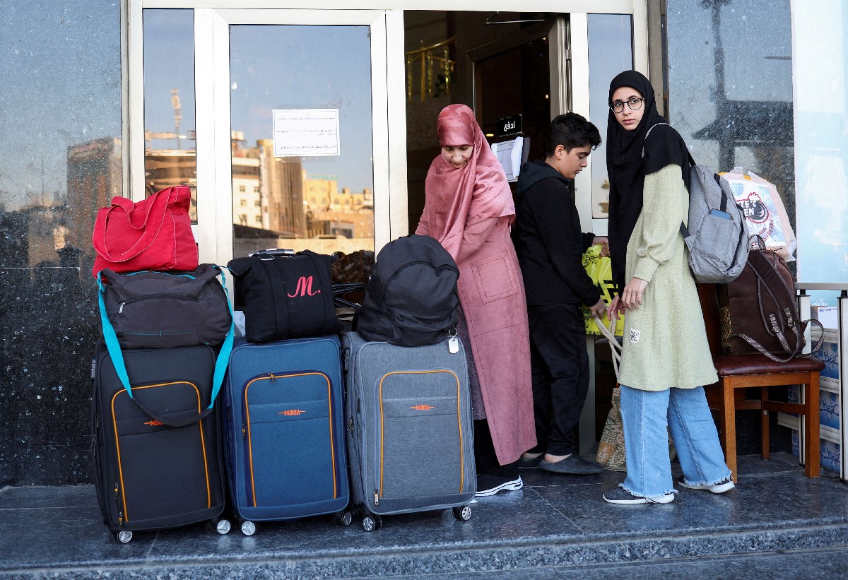 آلاف اللبنانيين يأملون نهاية الكابوس 