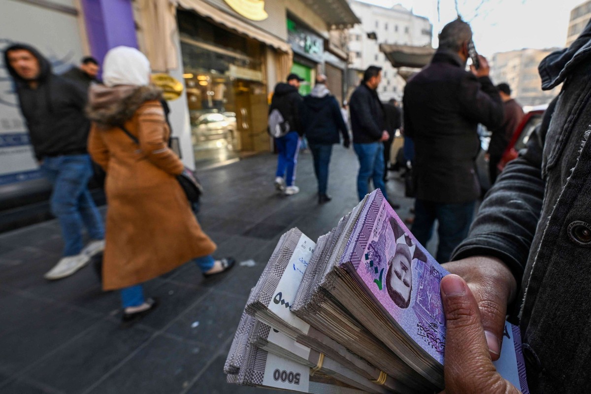 الليرة السورية تتعافى نسبيا بعد سقوط نظام الأسد 