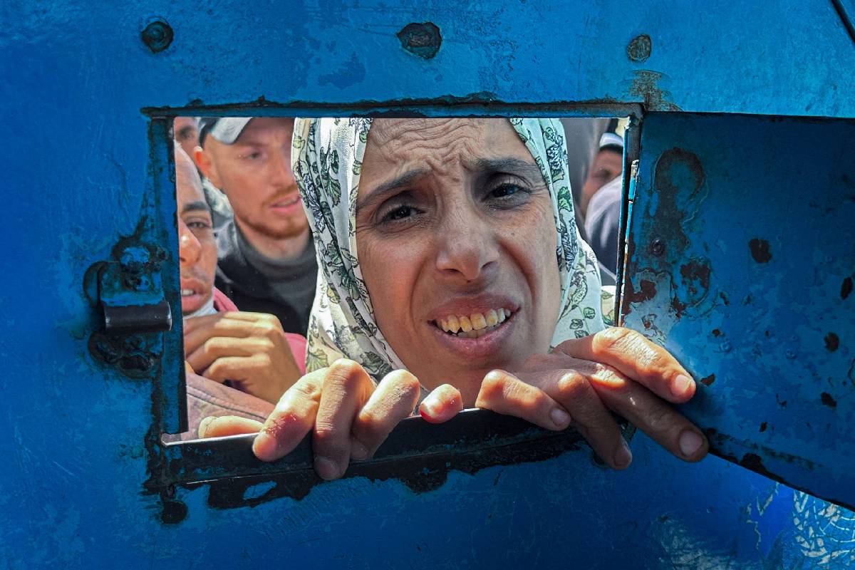 فلسطينية في مركز توزيع مساعدات تابع لأونروا