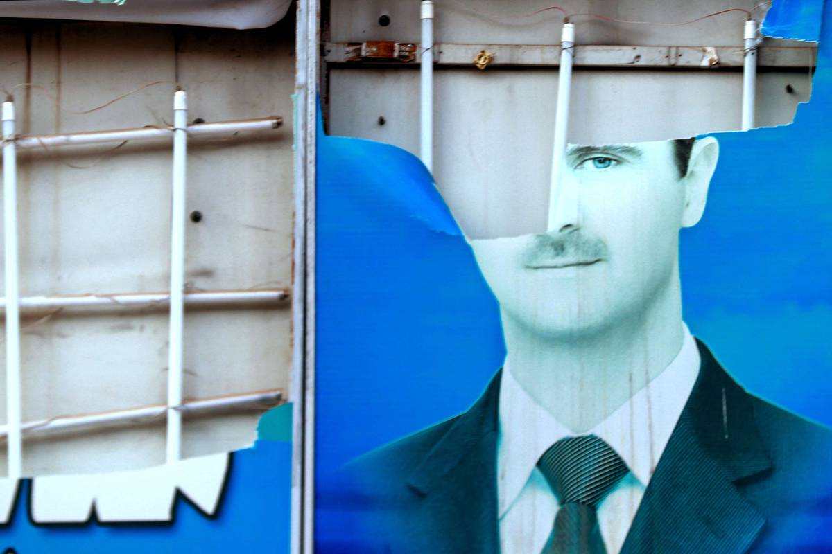 جدارية للرئيس السوري السابق بشار الأسد تعرضت للتشويه في القامشلي