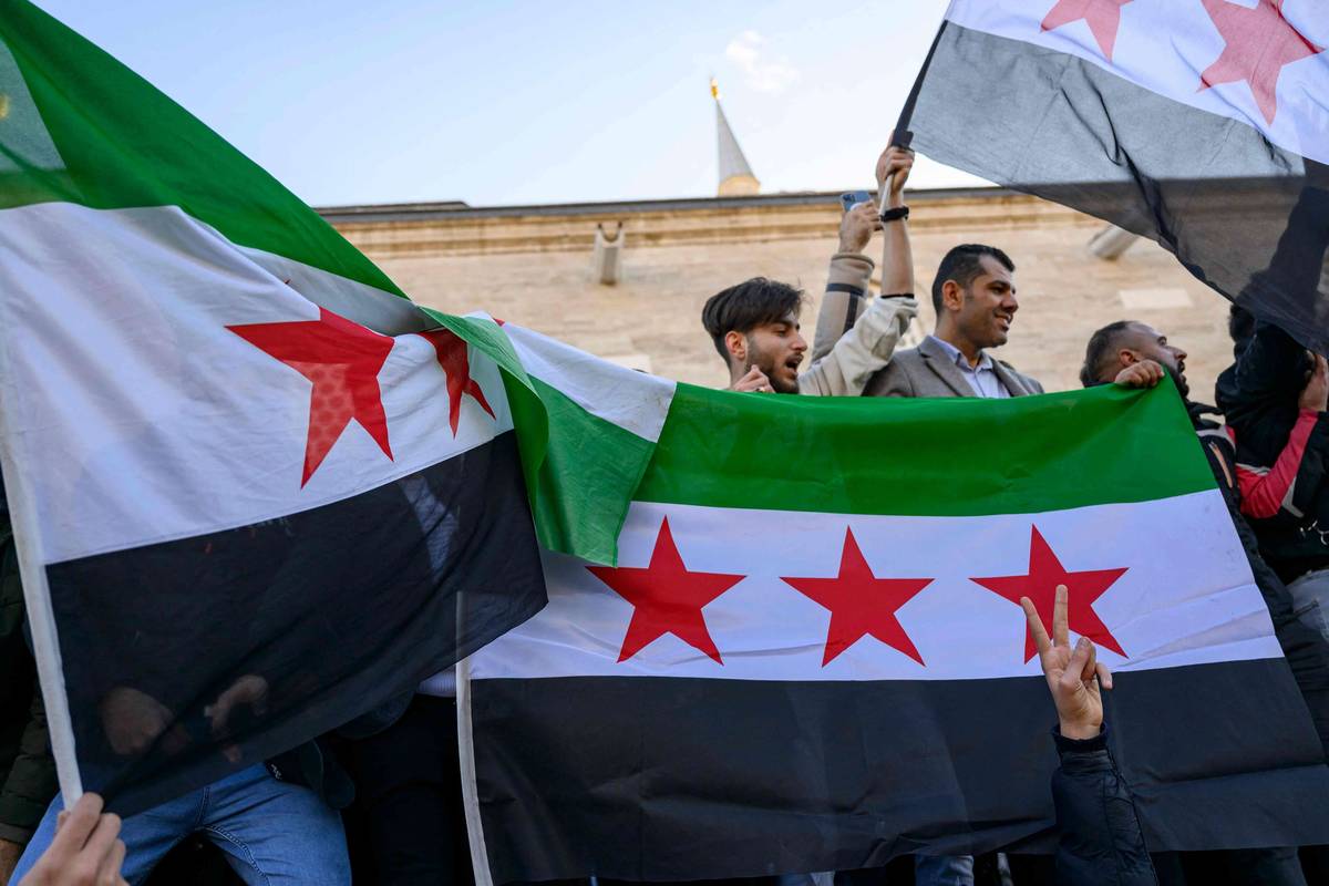 ثوار سوريون يرفعون علم الثورة