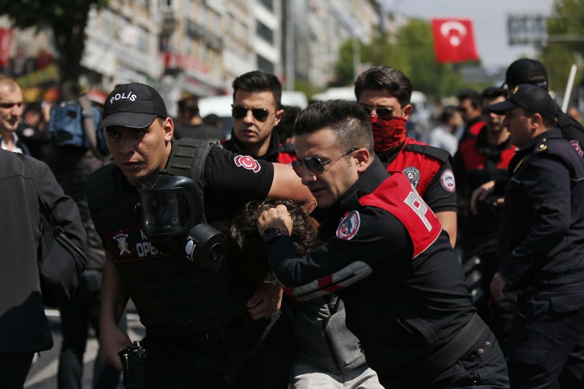 القمع وسيلة أردوغان لإحكام قبضته على السلطة 