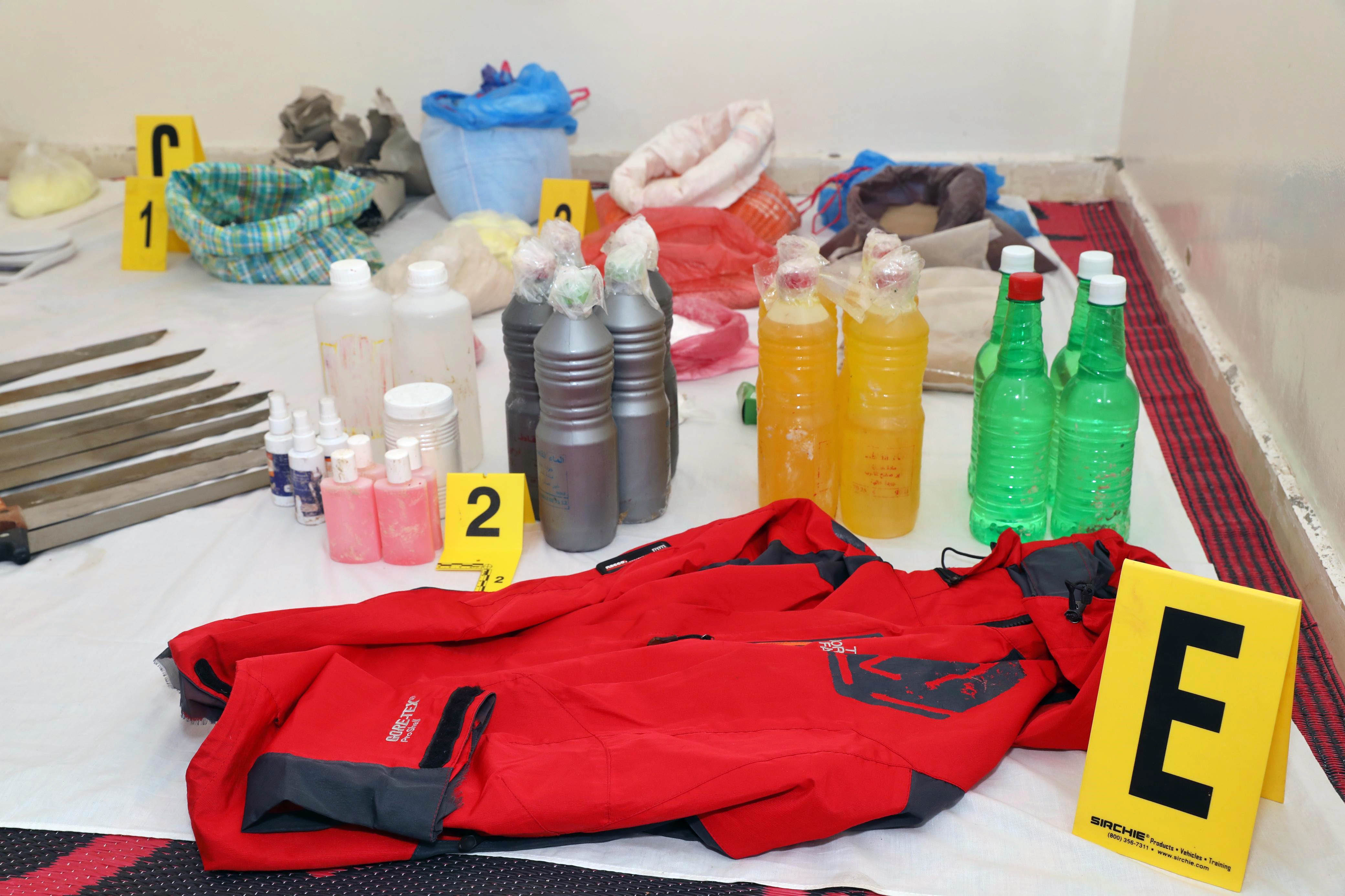 The chemical products and white weapons seized during the operation