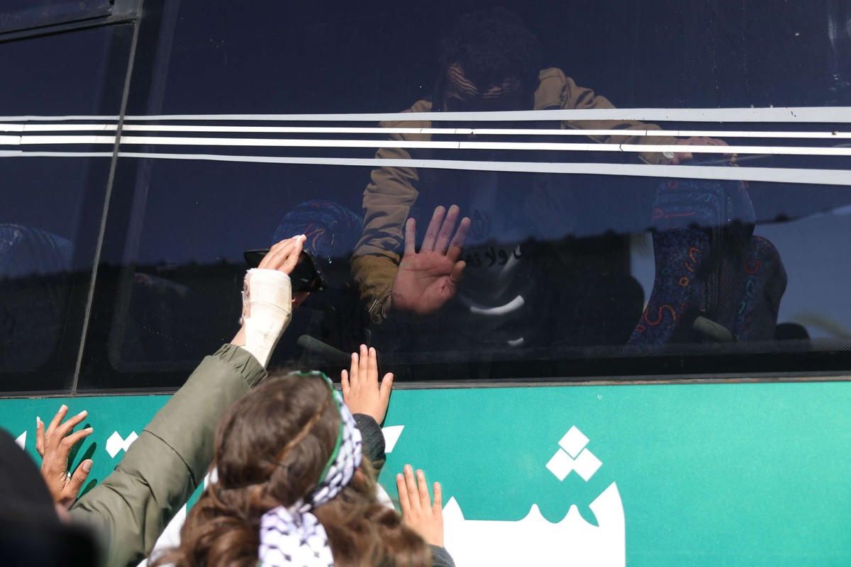 حشود كانت في استقبال الفلسطينيين المفرج عنهم من سجن عوفر