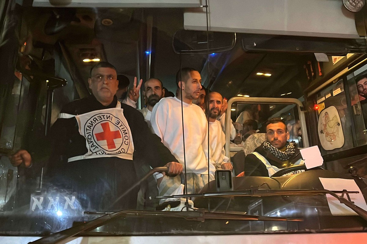 اسرائيل تطلق سراح المئات من الرهائن وحماس تسلم جثث 4رهائن