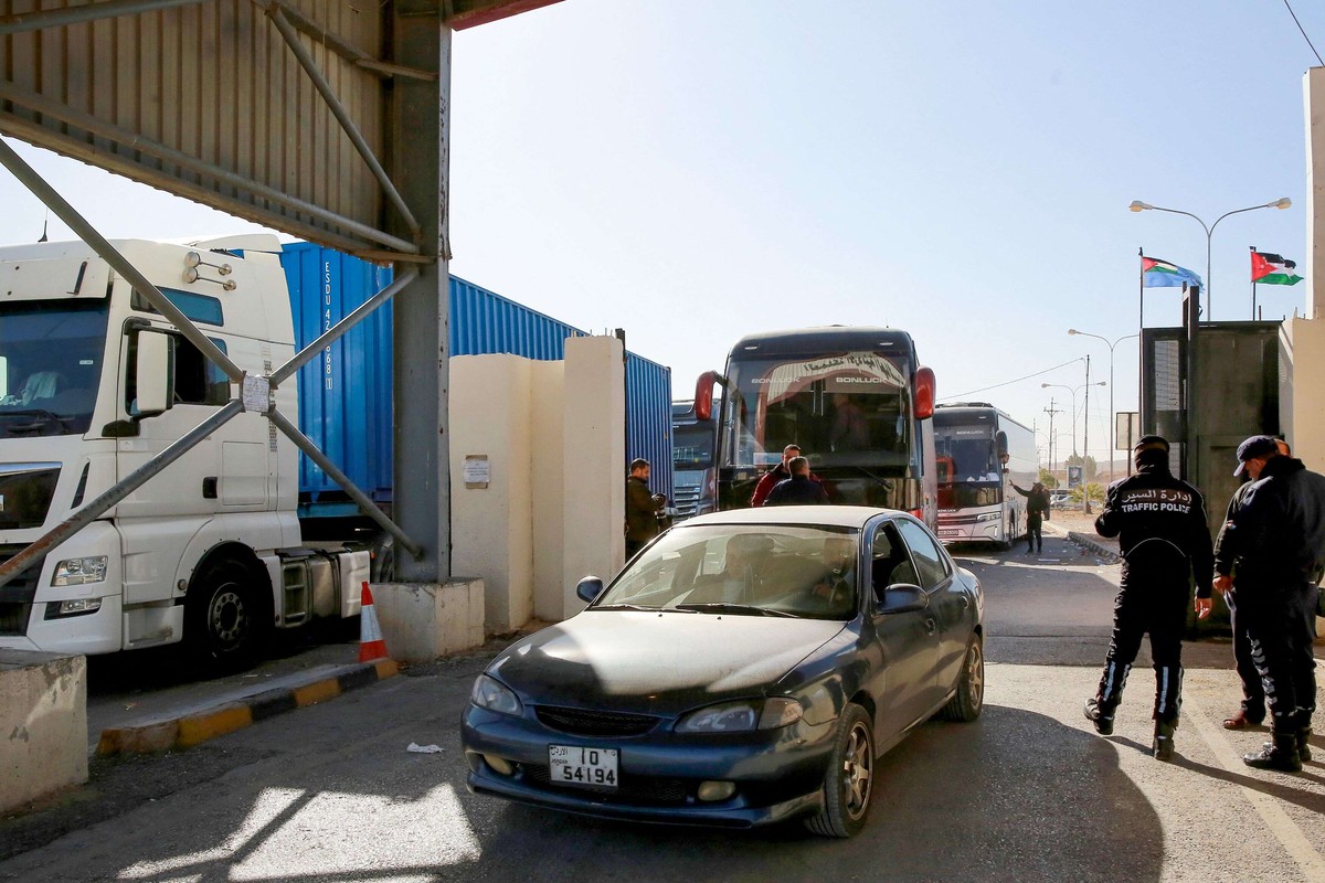 الاردن يعفي الشاحنات السورية من الرسوم