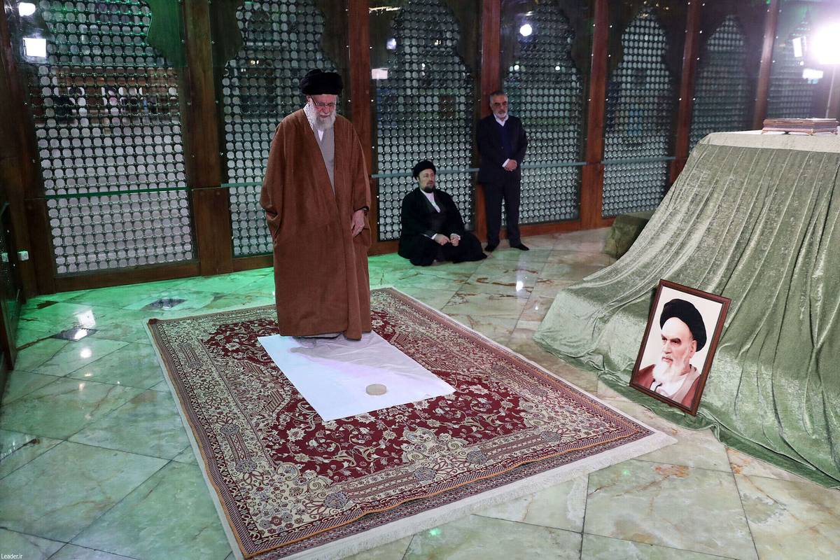 المرشد الأعلى علي خامنئي يصلي في ضريح آية الله الخميني