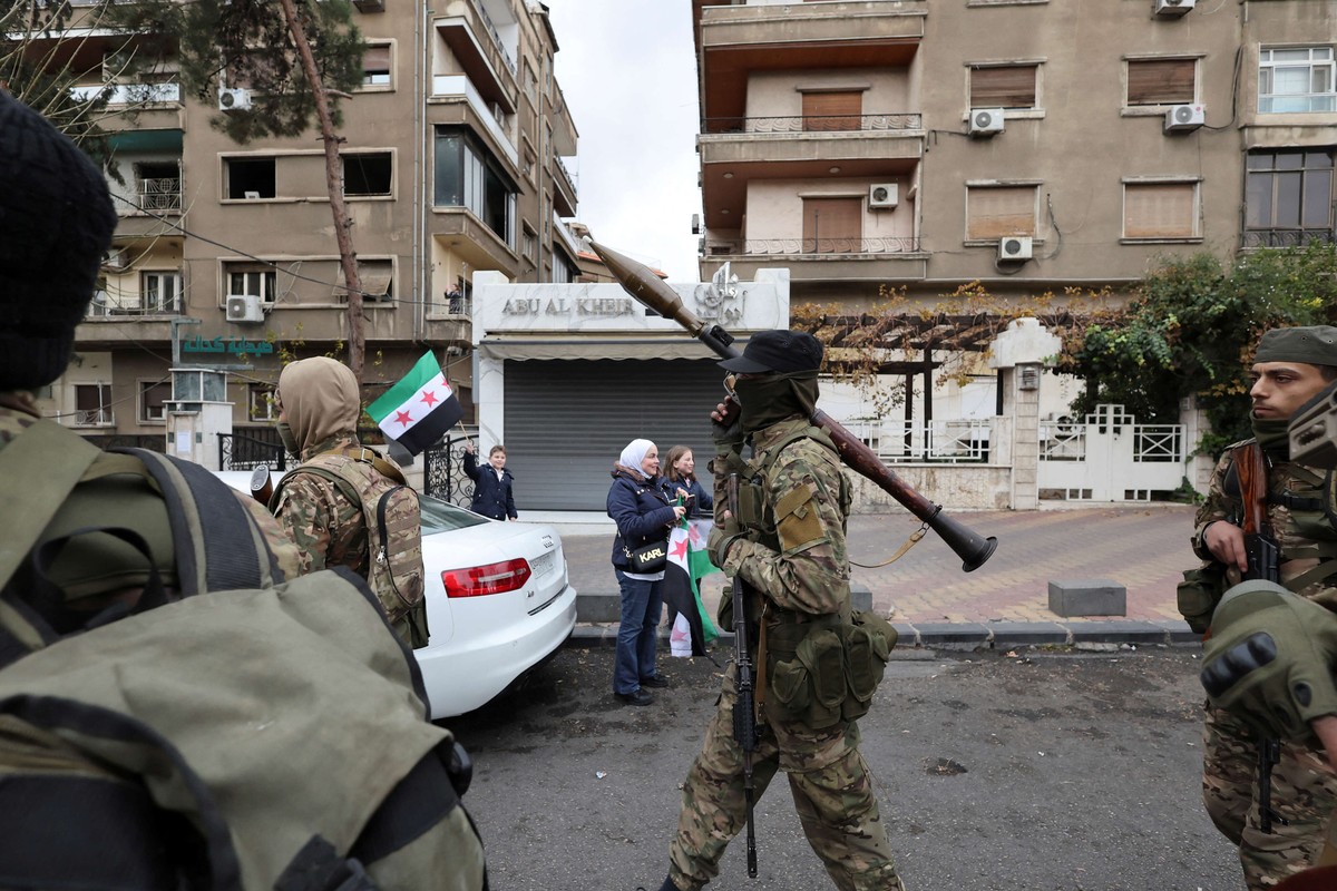 الآلاف انضموا إلى الجيش السوري الجديد