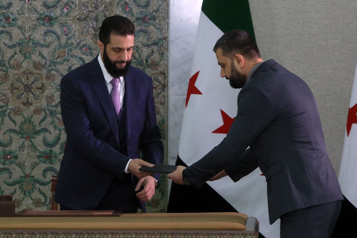 الشرع يوقع مسودة الإعلان الدستوري