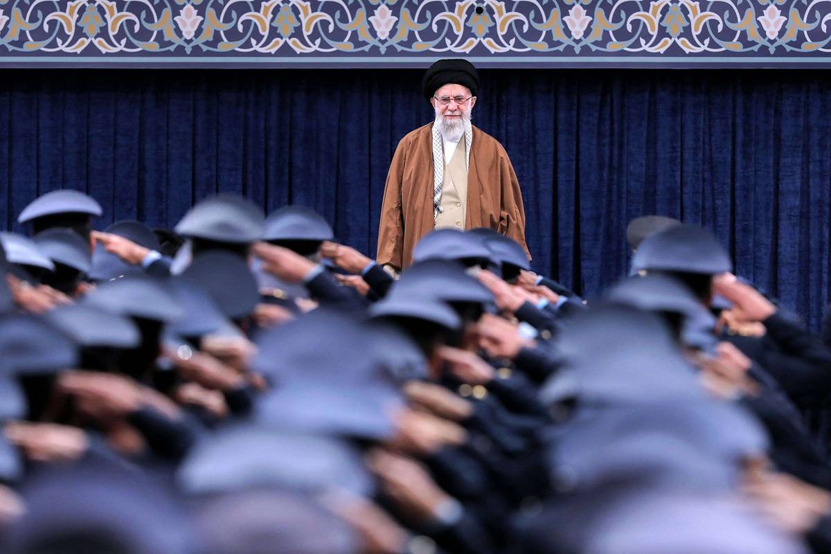 المرشد الأعلى علي خامنئي يستقبل كبار قادة الجيش والحرس الثوري