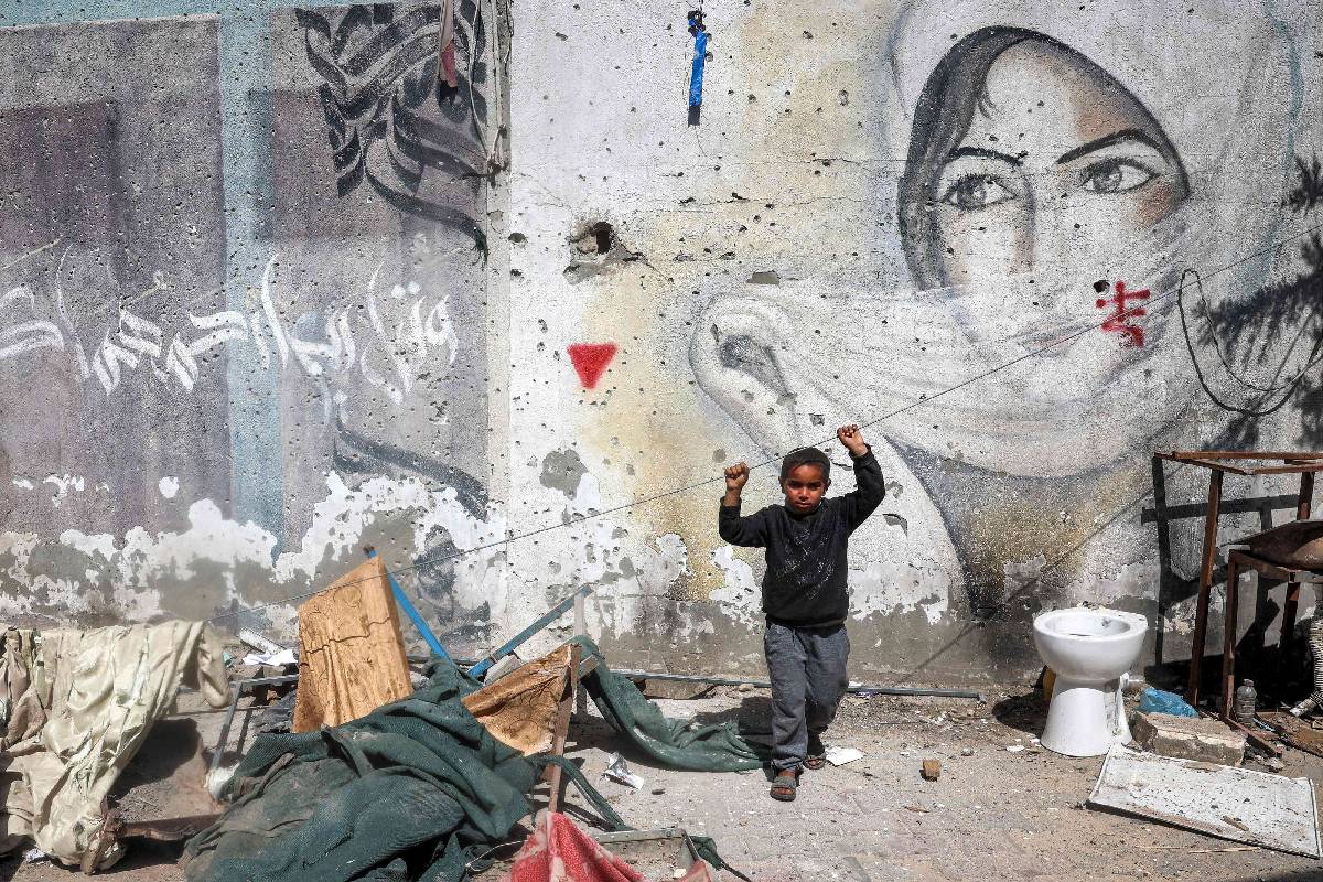 آثار قصف في مخيم النصيرات في غزة