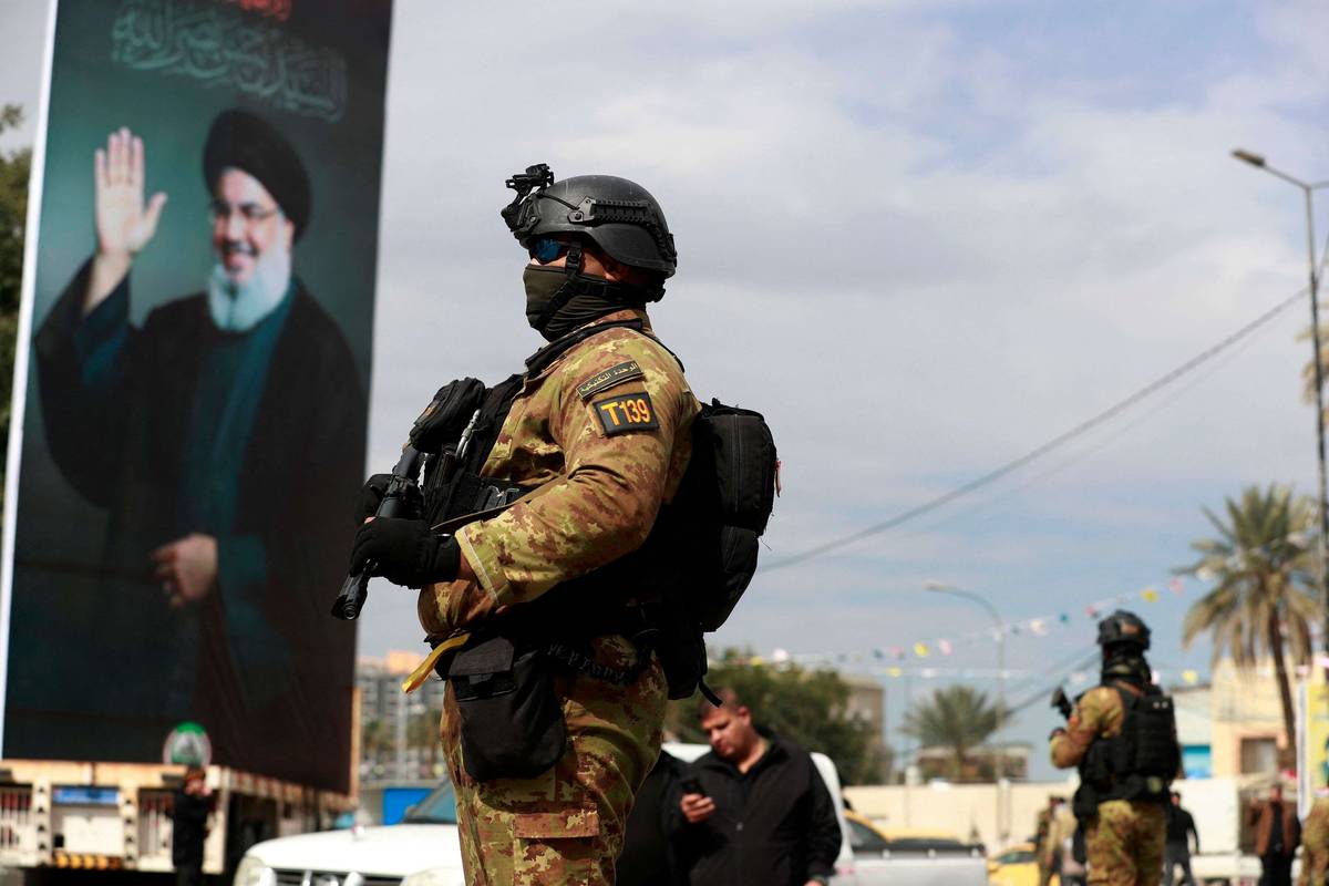مقاتل من الحشد الشعبي في مراسم تأبين لنصرالله في بغداد