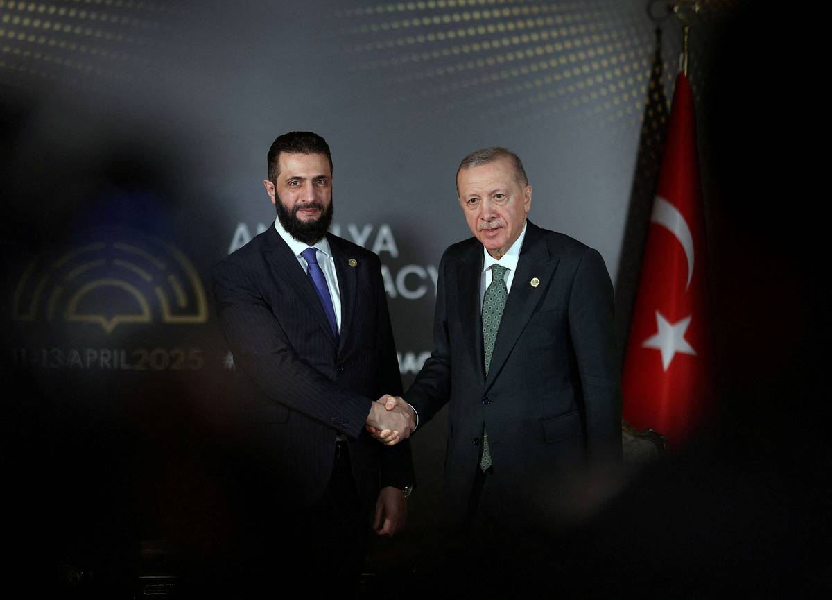 الرئيس التركي رجب طيب أردوغان يصافح الرئيس السوري أحمد الشرع