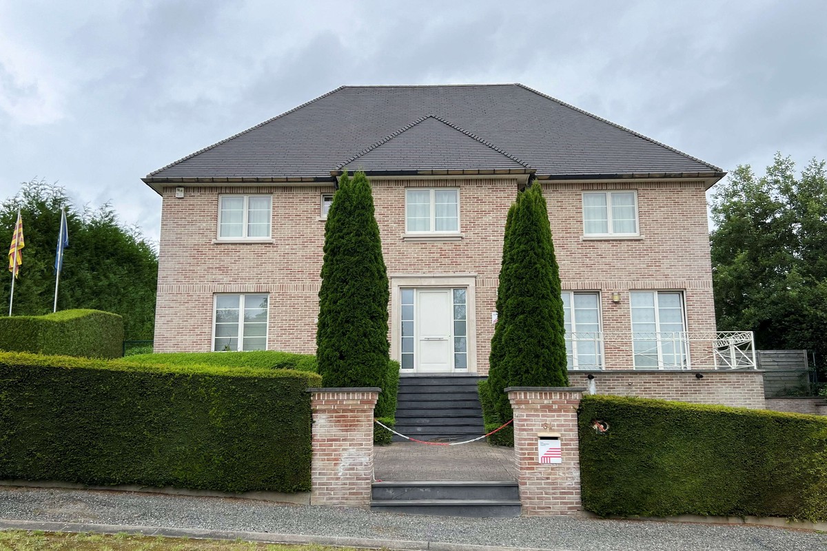 البيت هنا مجاز عن حياة سابقة لم تعد استعادتها ممكنة