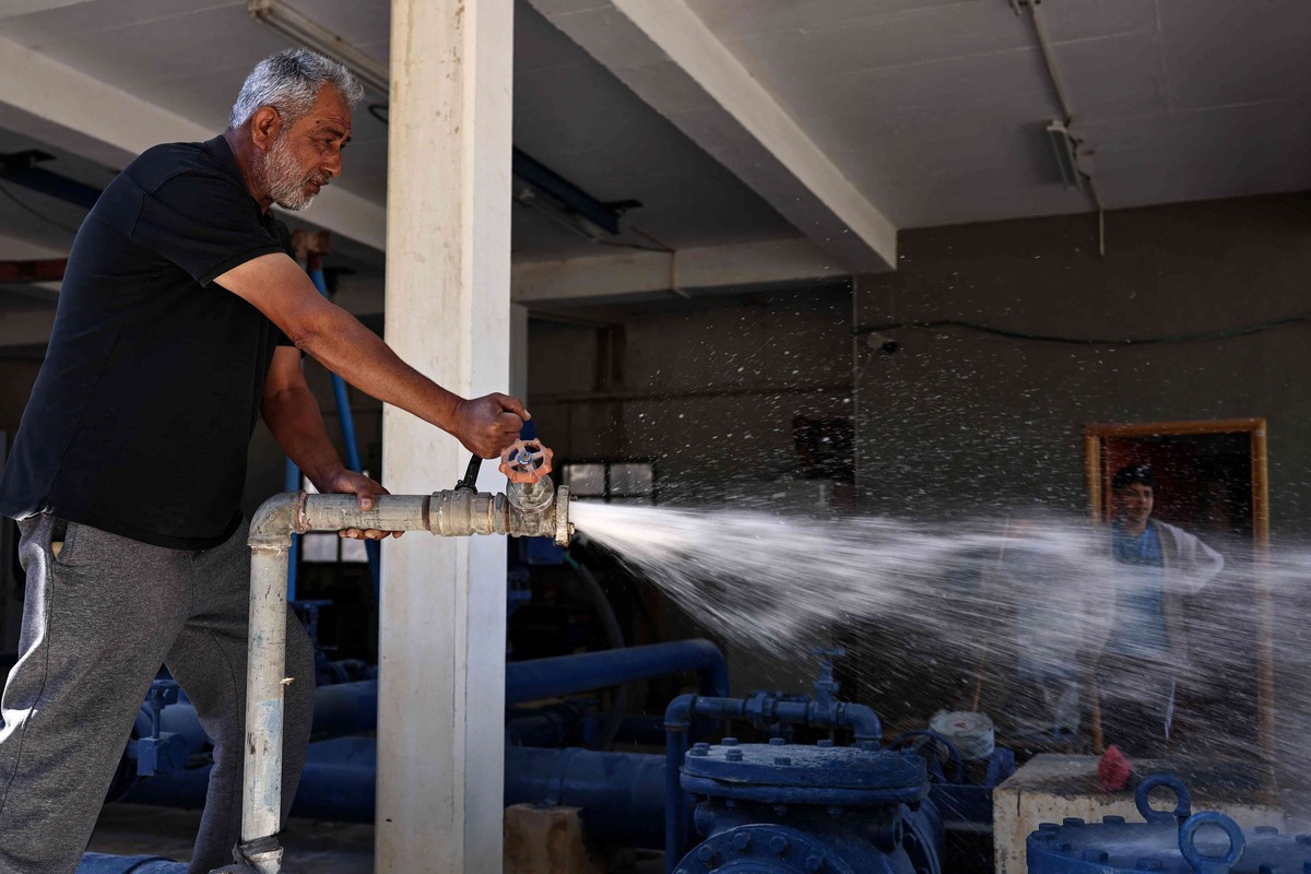 عمال الصيانة يبذلون جهودا لإعادة المياه إلى الفلسطينيين