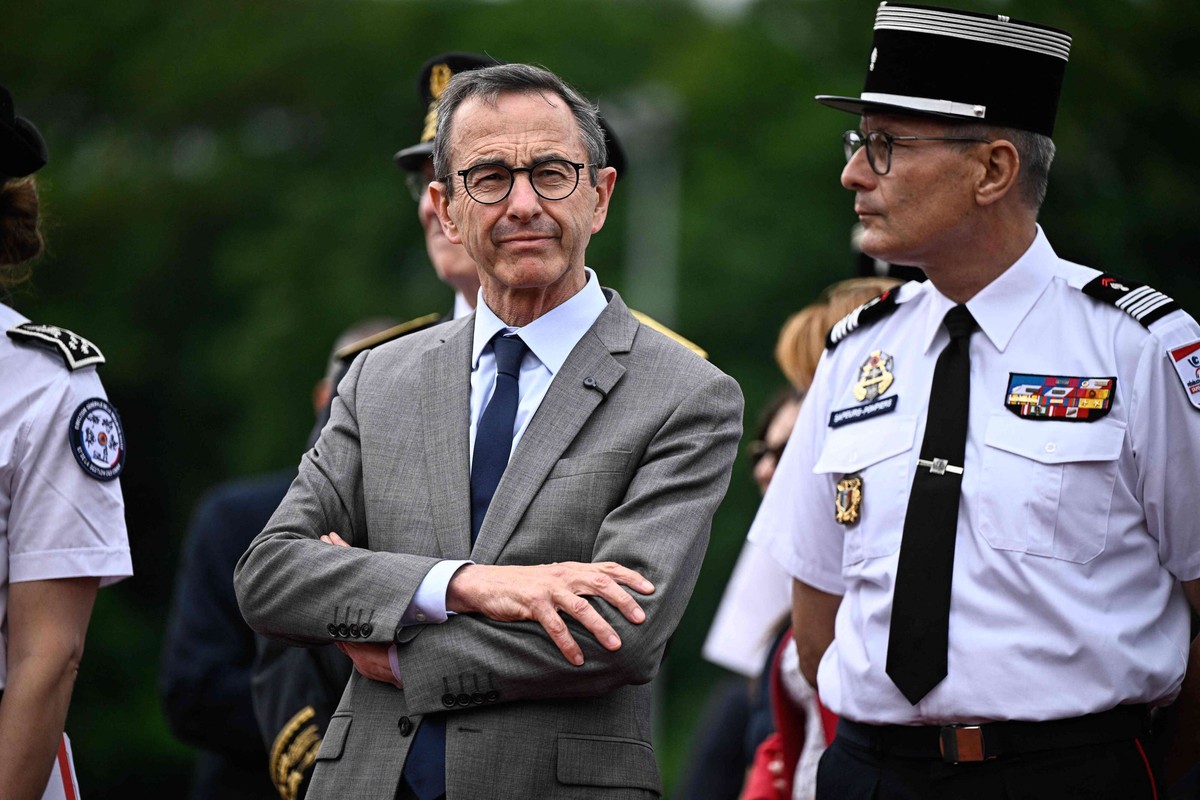 وزير الداخلية الفرنسي يحث على الضغط على الجزائر 