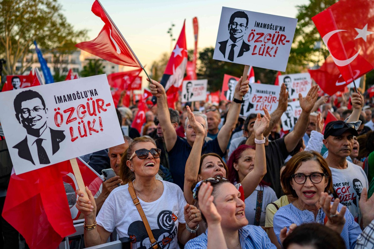 معارضو أردوغان يتهمونه بتوظيف القضاء لإقصاء خصومه 