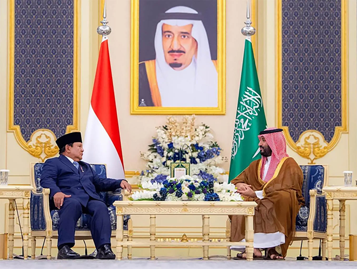 Saudi Crown Prince Mohammed bin Salman receiving Indonesian President Prabowo Subianto