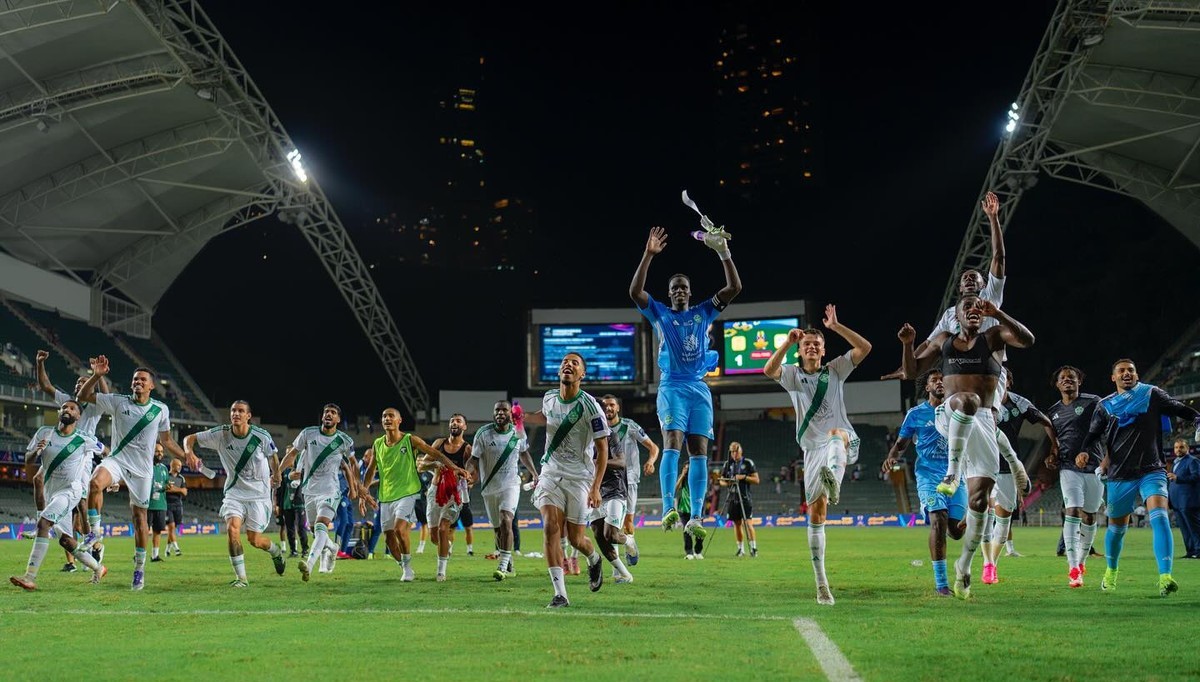 الأهلي يواصل تألقه