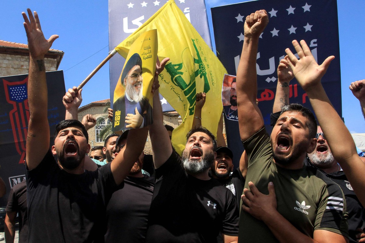 حزب الله يقاوم الضغوط بإملاءات إيرانية