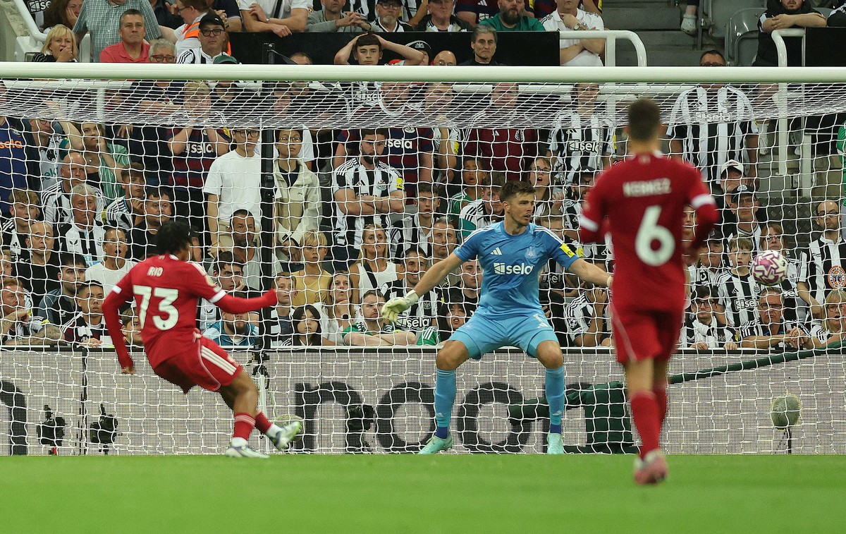 نجوموها يحطم قلوب جماهير نيوكاسل بعد وقت قصير من مشاركته كبديل 