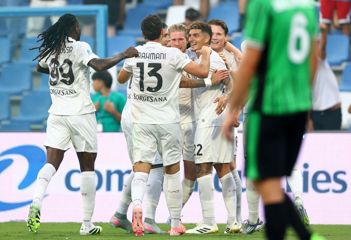 لاعبو نابولي يحتفلون بتسجيل الهدف الثاني في مرمى ساسوولو 