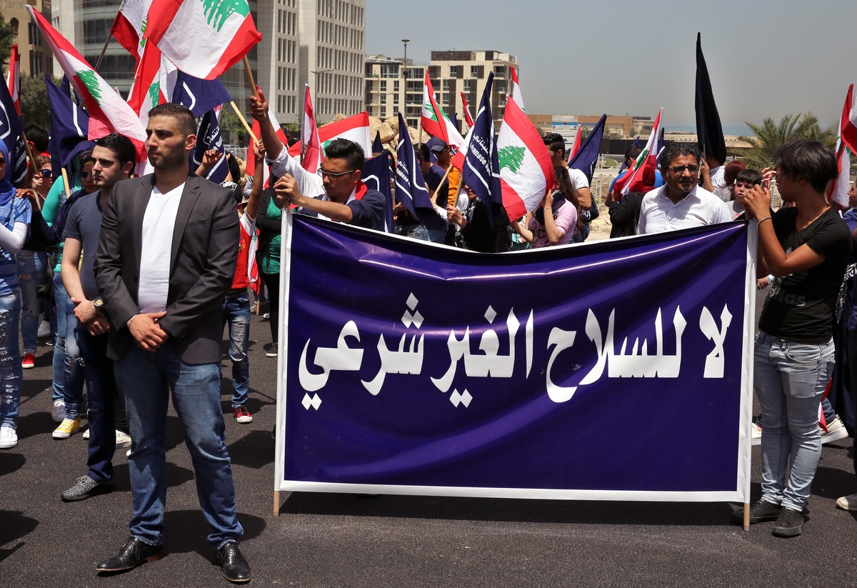 طهران تتجاهل الدعوات اللبنانية لحصر السلاح بيد الدولة 