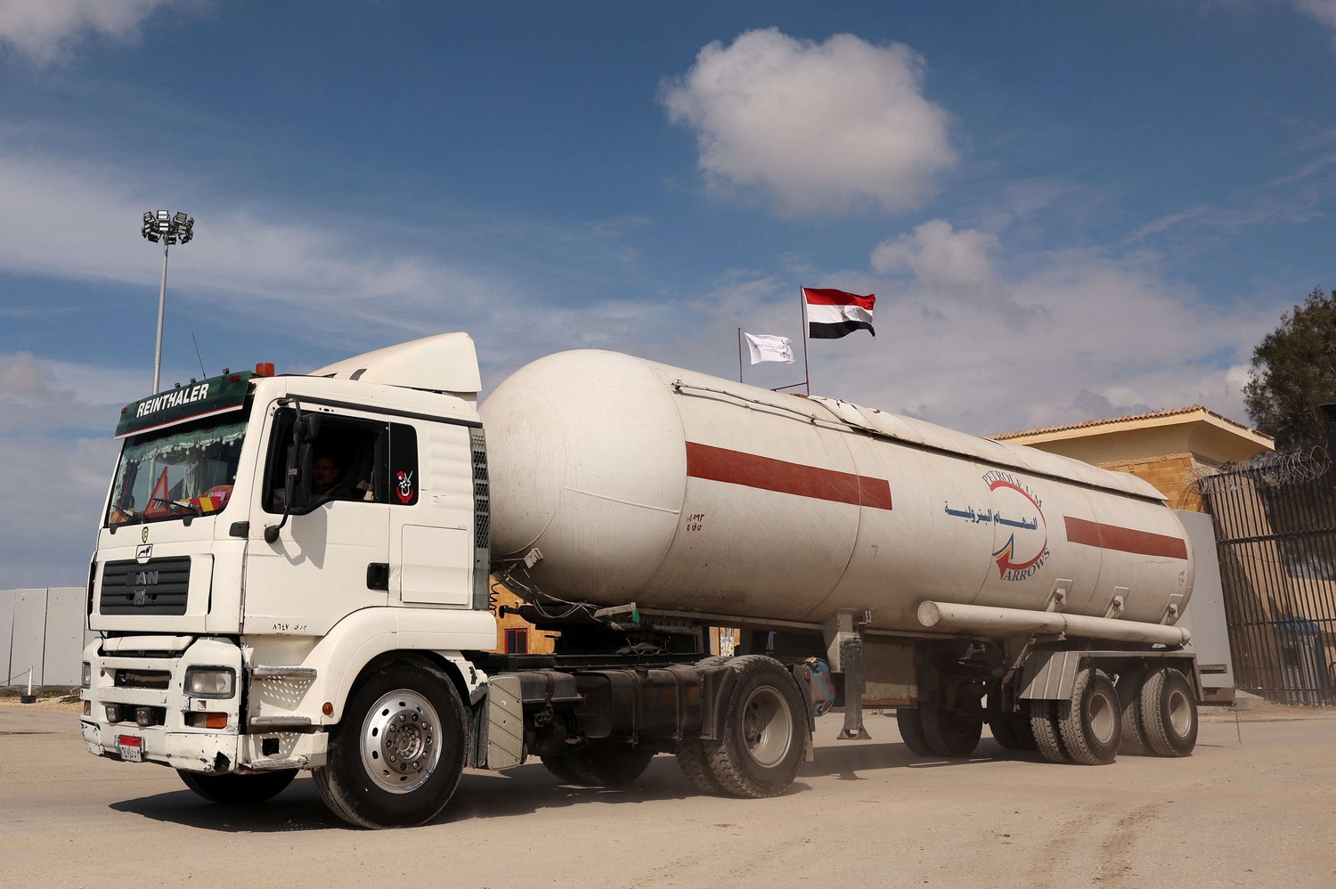 وصول الوقود يمثل بصيص أمل وسط العتمة