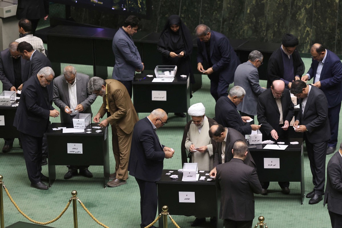 نواب ايرانيون يطالبون بالرد على محاولات اعادة تفعيل العقوبات