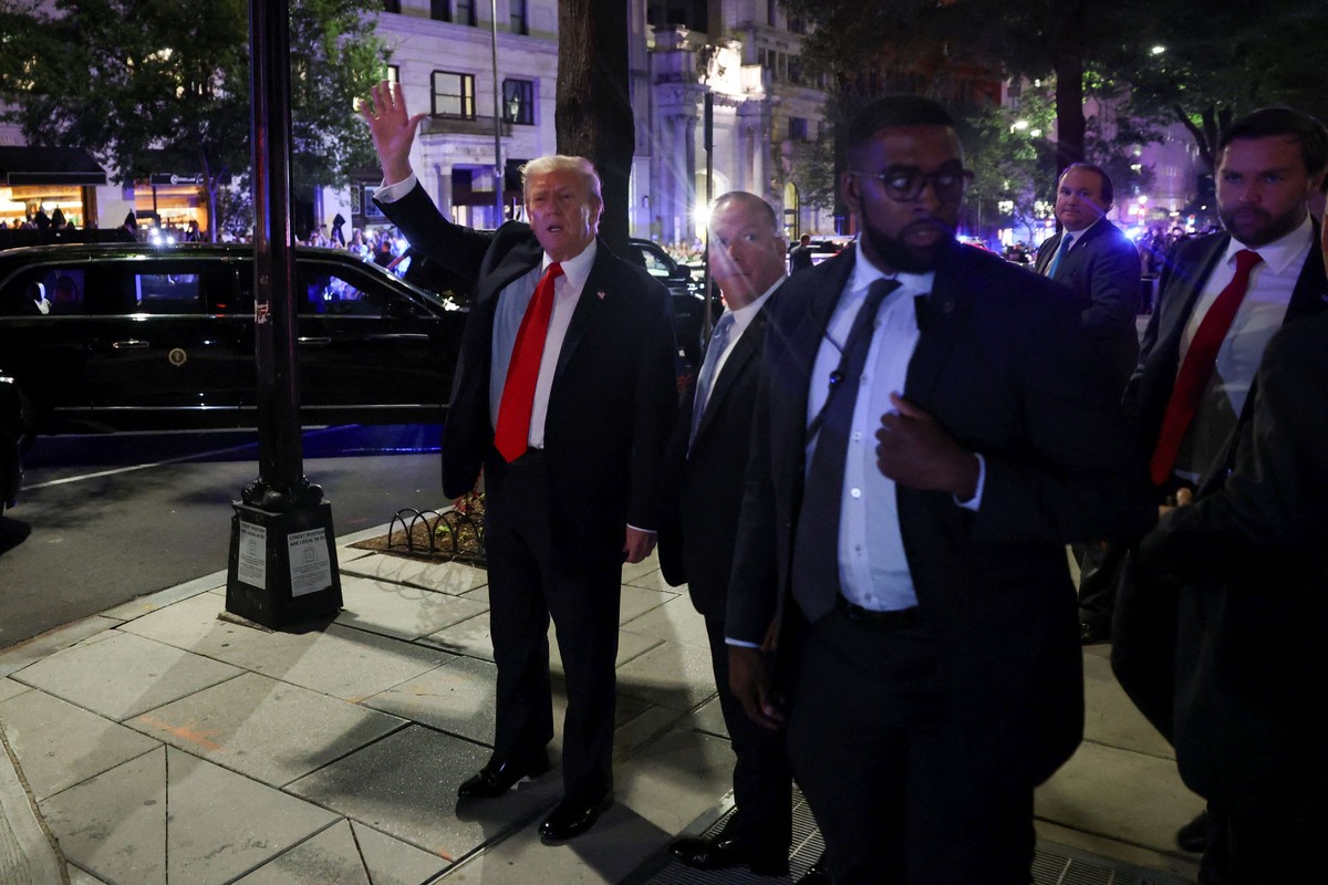 حراس ترامب أبعدوا المتظاهرين الغاضبين