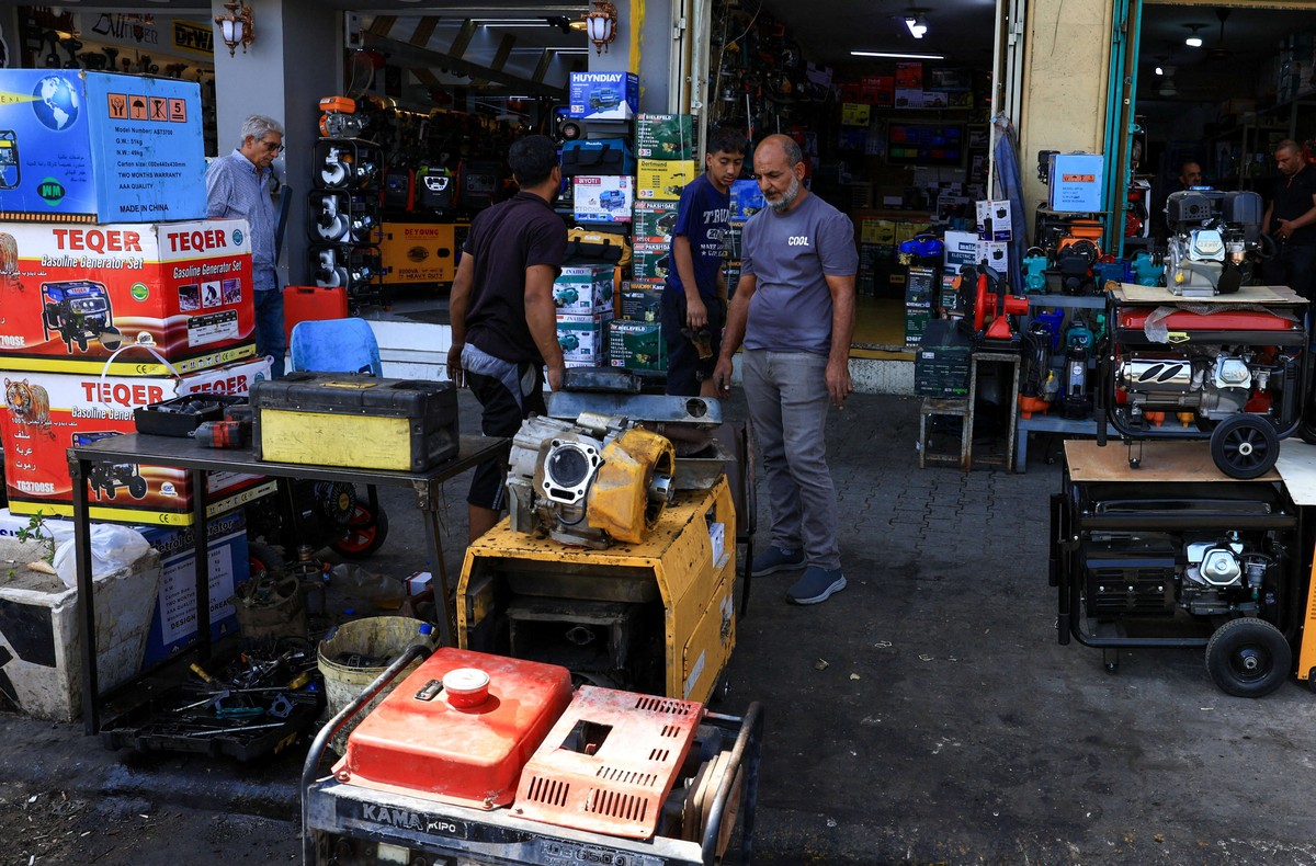 المواطن العراقي يستعين بالمولدات لتعويض نقص الكهرباء