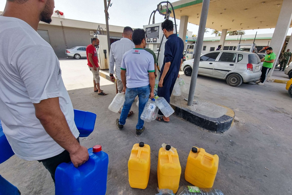 طوابير المعاناة للحصول على ليترات من البنزين 