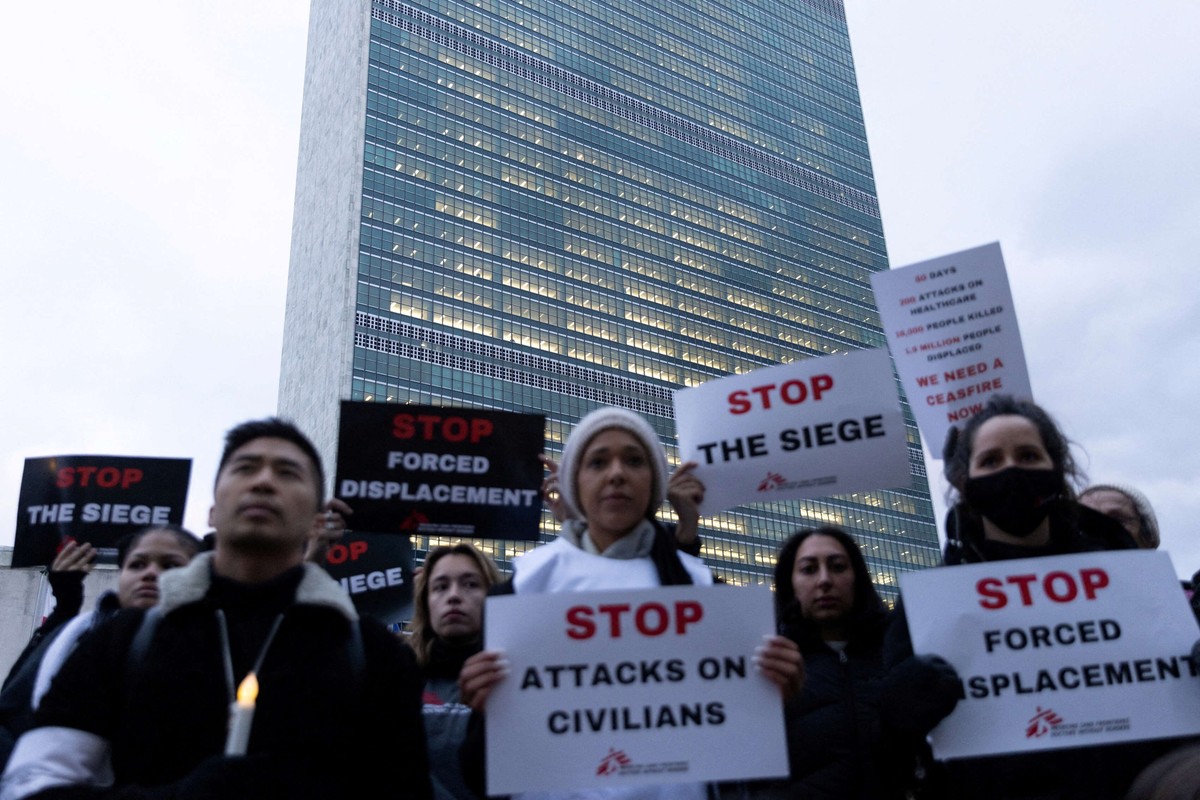 تأبين للمئات من موظفي الإغاثة   