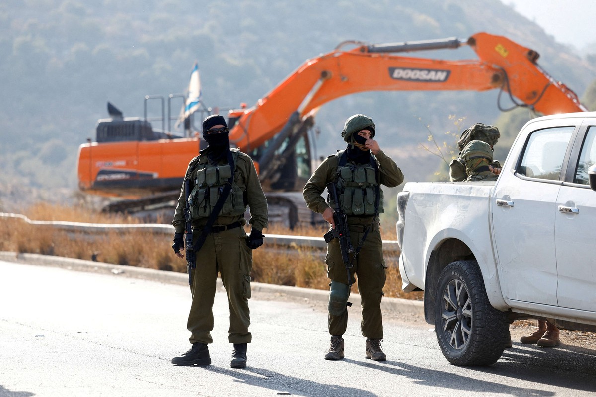 شق الطرق تحت أعين عناصر الأمن الاسرائيليين