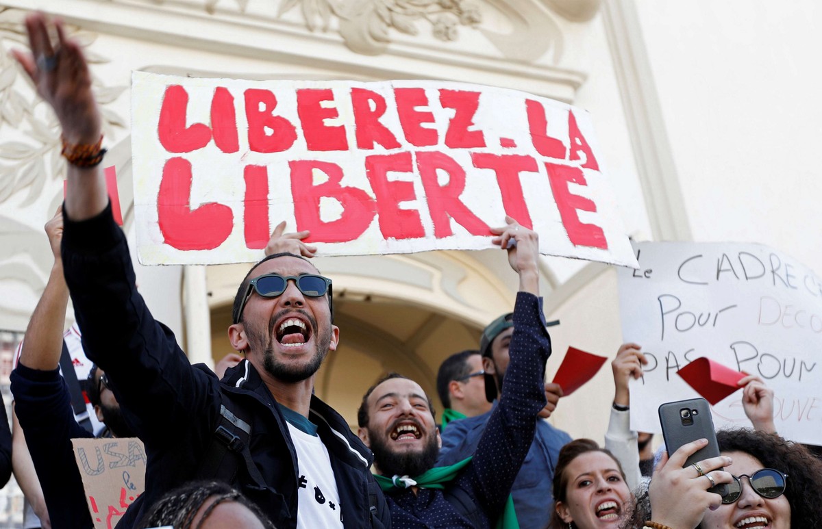 المعارضة الجزائرية تتهم النظام بتحويل البلاد إلى سجن كبير 