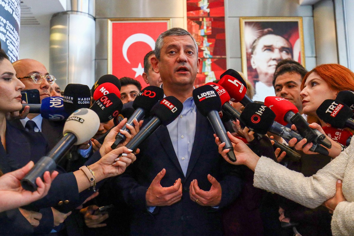 أوزال قاد عشرات المظاهرات الحاشدة المناهضة للحكومة