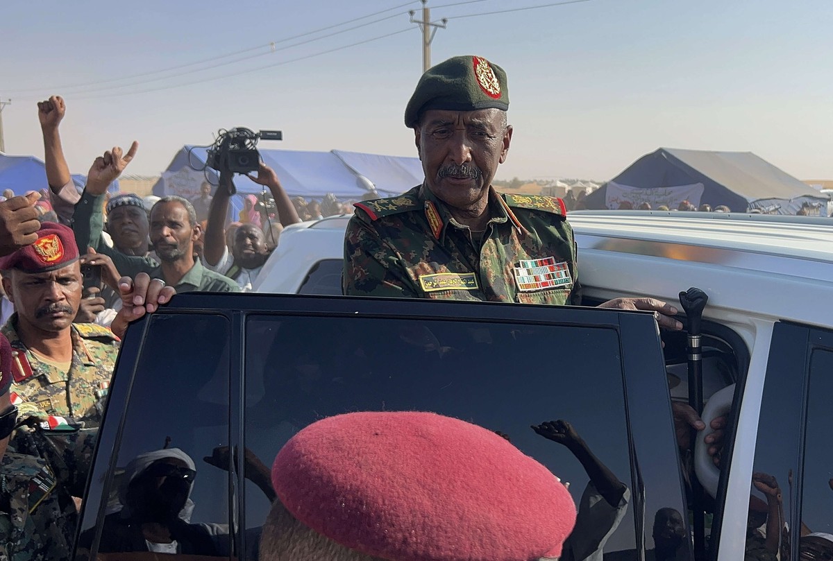 البرهان يسعى إلى رفع معنويات قواته بعد تتالي هزائمها 