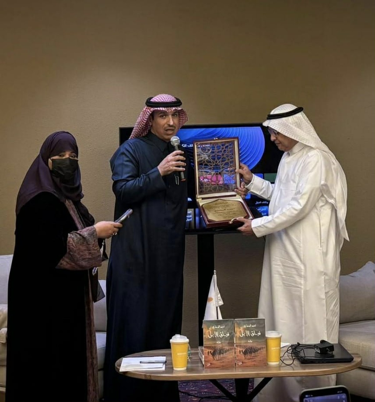 تكريم أحمد السماري لتحويله الرواية إلى سرد حي 