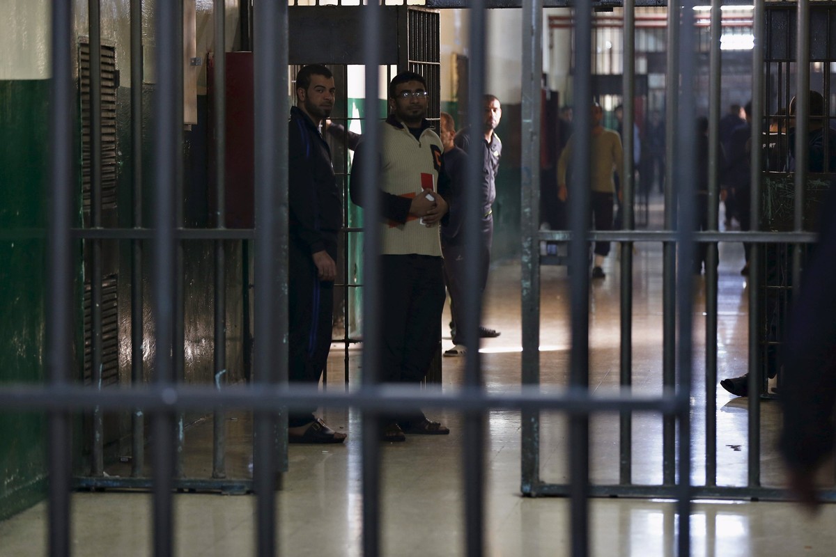 فضاء متوتر بين قطبين 