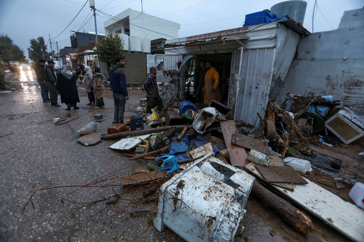 بينما يغرق العراقيون في أوحال الأزمات ينشغل الساسة في صراع المصالح
