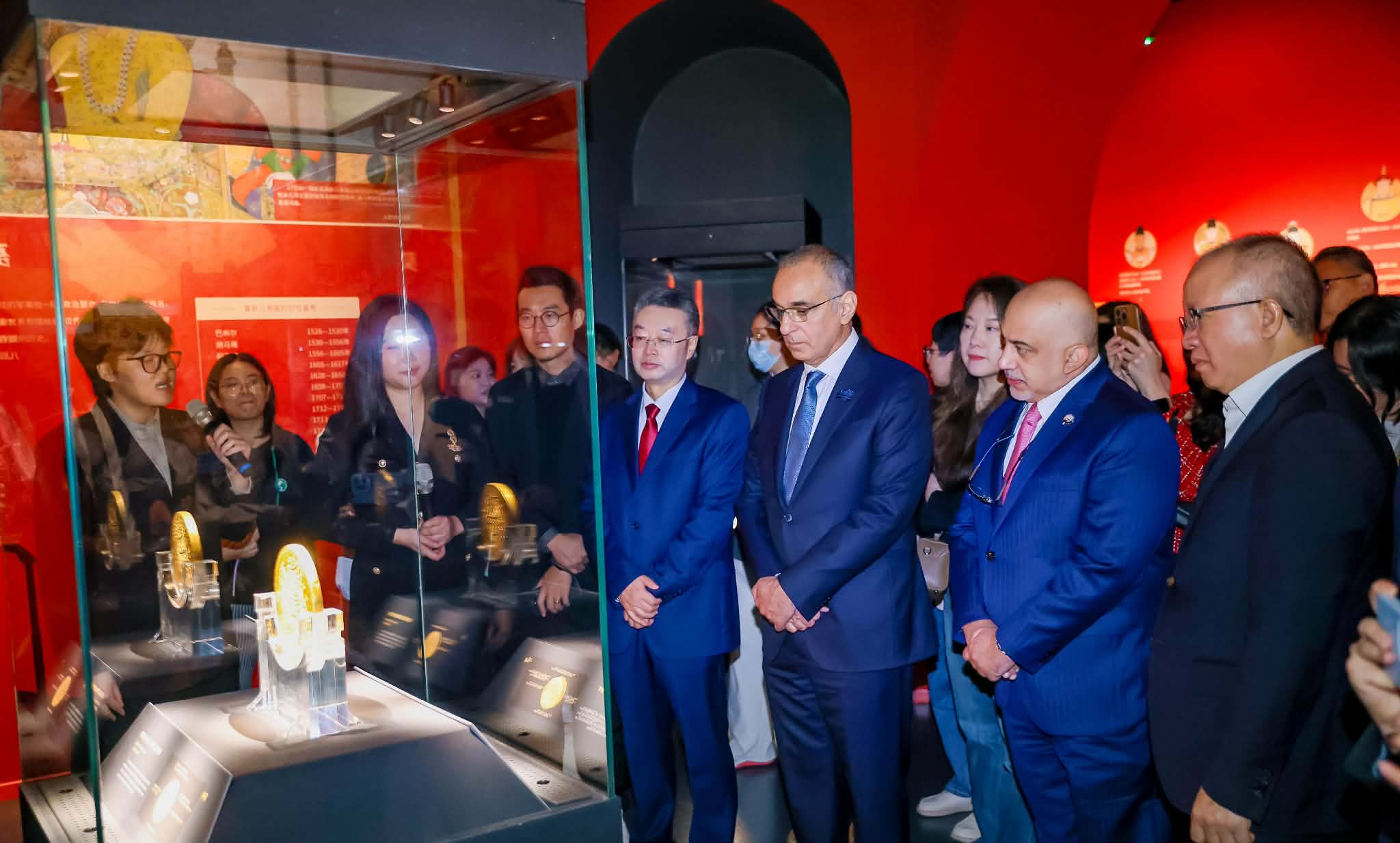 معرض "أزهار ونصال: ذخائر البلاط المغولي من القرن 16-19 الميلادي"  