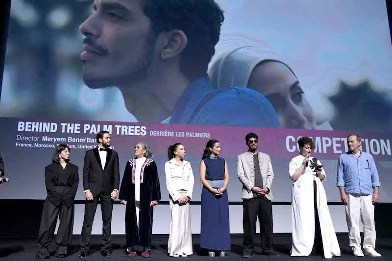 'خلف أشجار النخيل'