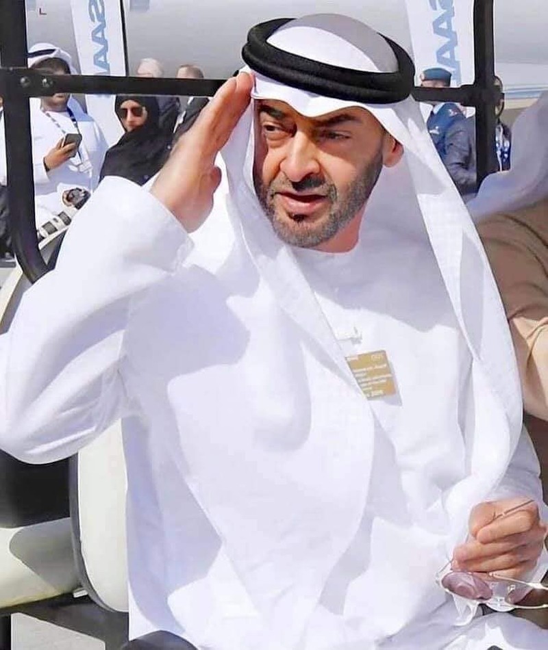 قائد يصنع مجد الامارات