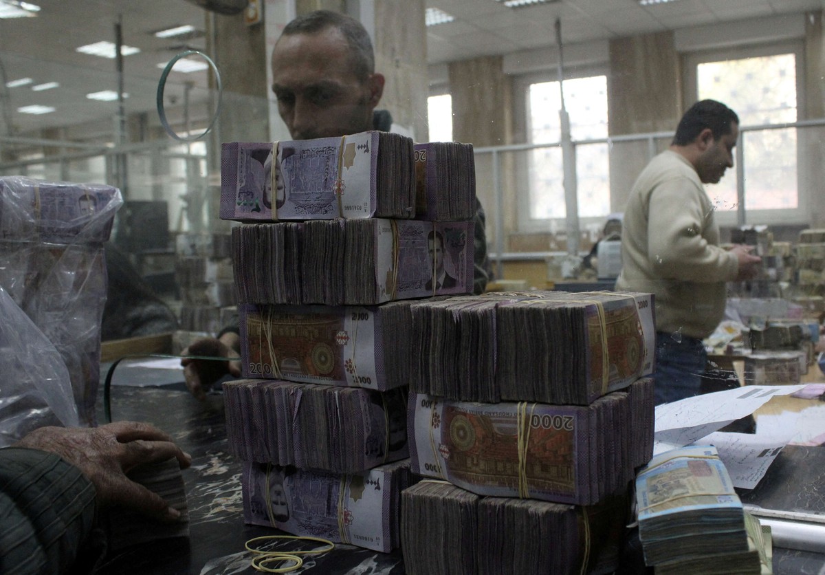 اتفاق على إزالة صور الأسد