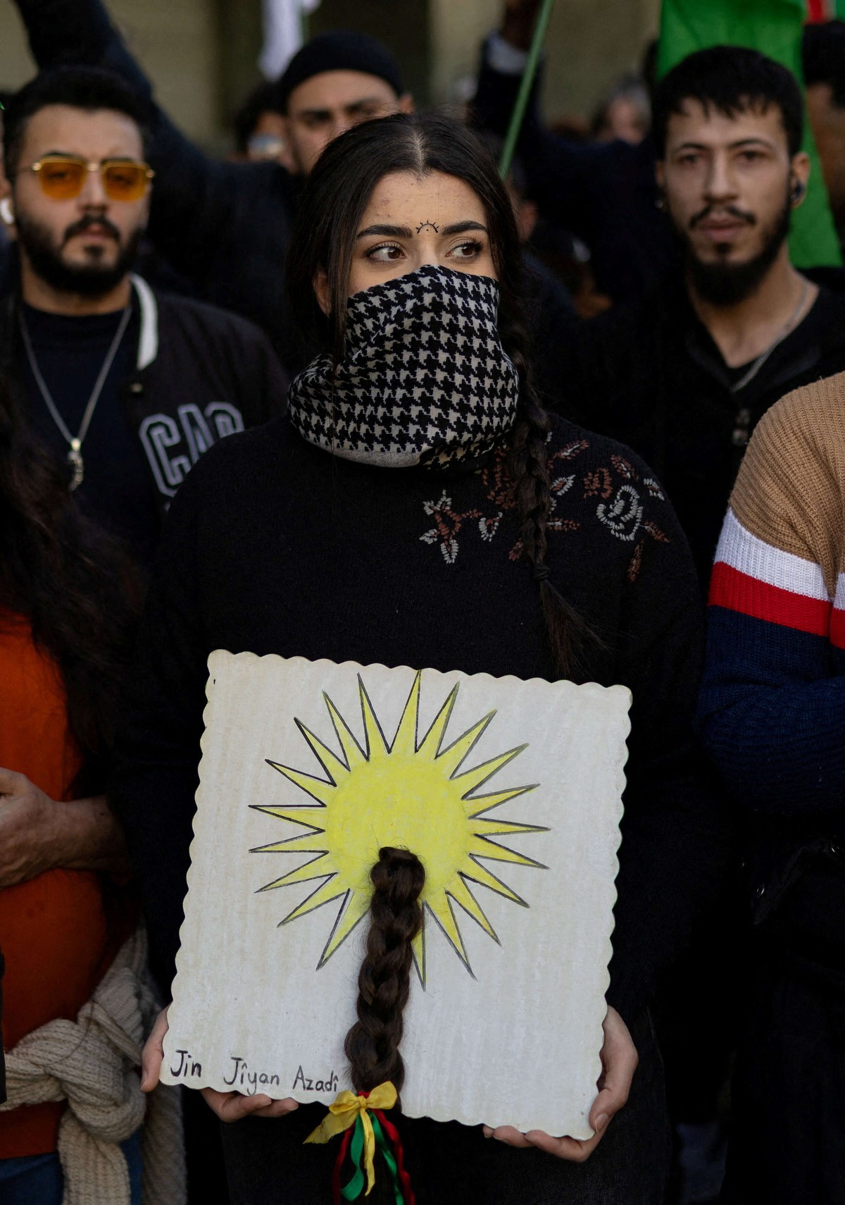 الكرديات تشهرن الضفيرة رمزا للكرامة