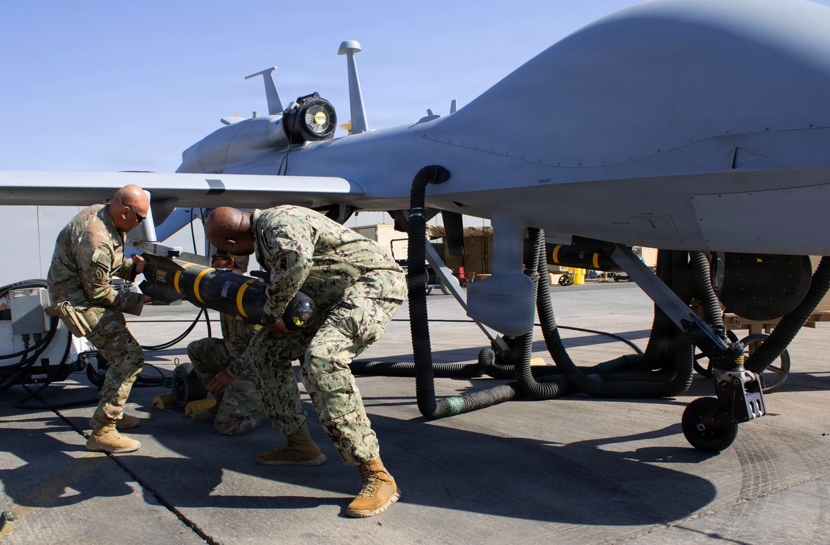 مناورات على وقع توترات لا تهدأ