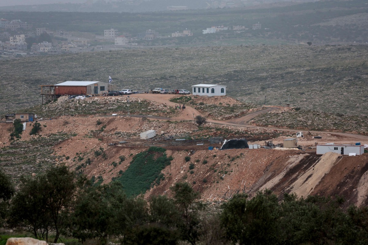 سرقة الأراضي في الضفة تتم بدعم من الحكومة وخاصة وزير المالية