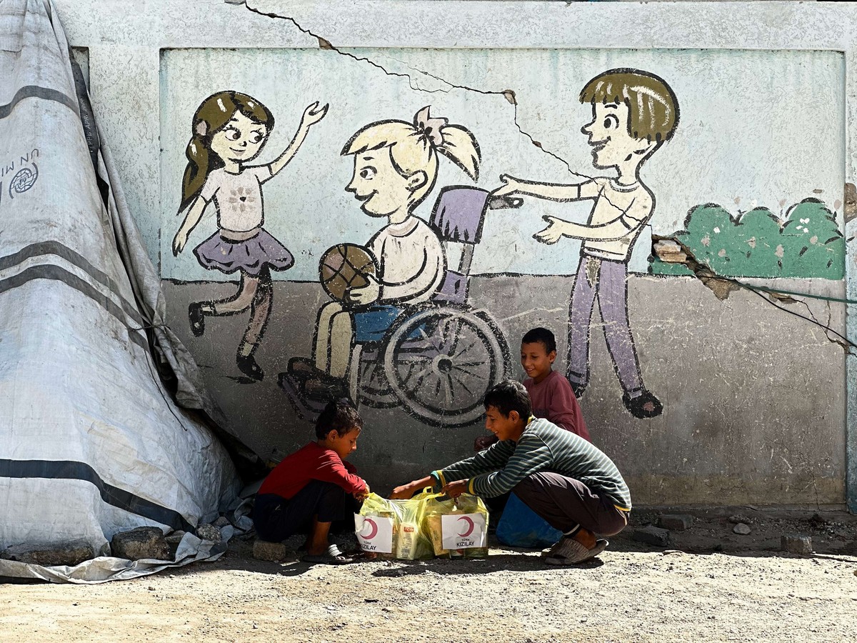 الحرب حولت الغزيين إلى أرقام في طوابير الإغاثة 