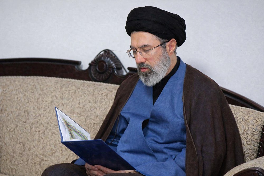 مجتبى خامنئي يتمتع بعلاقات قوية مع الحرس الثوري ومراكز القوى 