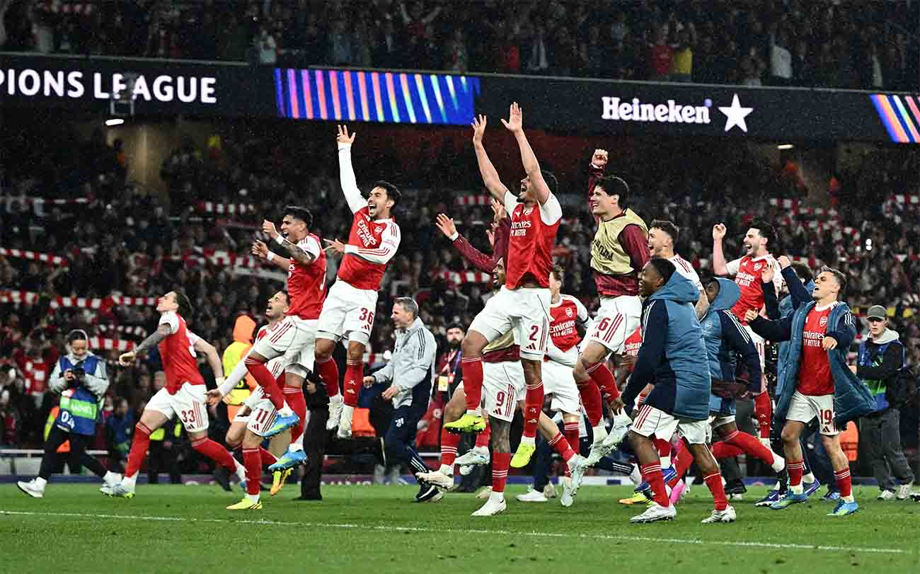 Arsenal players celebrating their win with their fans